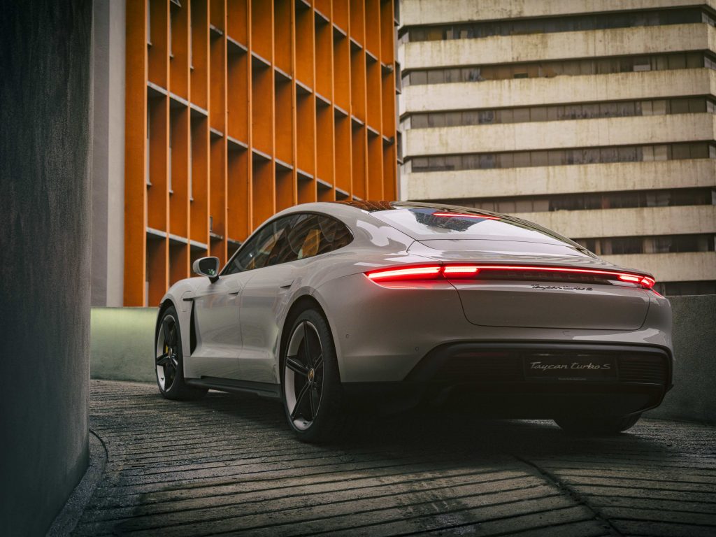 Implementasi Bauran Pemasaran Eksklusif dan Strategi Penjenamaan Premium Porsche dalam Pasaran Automotif Masa Depan