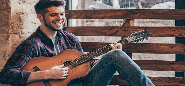 Ternyata Ini Manfaat Kesehatan yang Didapatkan Dengan Bermain Gitar