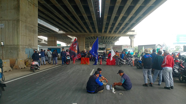 Aksi Demo Buruh Pabrik Cikarang Blokade Sejumlah Jalan  di Kawasan MM2100