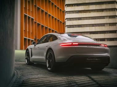 Implementasi Bauran Pemasaran Eksklusif dan Strategi Penjenamaan Premium Porsche dalam Pasaran Automotif Masa Depan