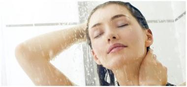 4 Risiko Ini Mengincar Anda yang Suka Mandi Malam